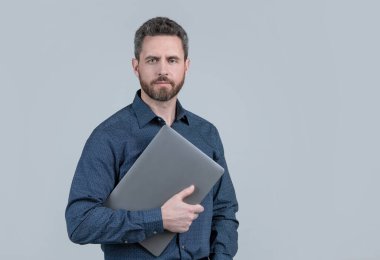 Neredeyse bağlantılı. Tıraşsız adam dizüstü bilgisayarı tut. Çevrimiçi kurslar. Çevrimiçi öğrenme. Yemek yemek. Çevrimiçi iletişim. Bilgisayar ağı. İnternet bağlantısı. Modern teknoloji, kopyalama alanı.