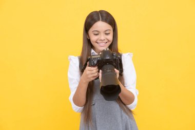 Güzel atış. Fotoğrafçılık okulu. hobi ya da gelecekteki kariyer. Modern kameralı bir fotoğrafçı. Video çekiyorum. çocukluk. Genç kız fotoğraf çekiyor. Çocuk dijital kamera kullanıyor. Mutlu çocuk fotoğrafları..