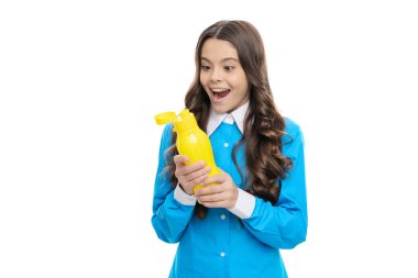 Beslenme ve hidrasyon sağlık için gereklidir. Mutlu çocuk yoğurt şişesi tutuyor. Sağlıklı su kaybı. Süt ürünü. Sıvı yiyecek..