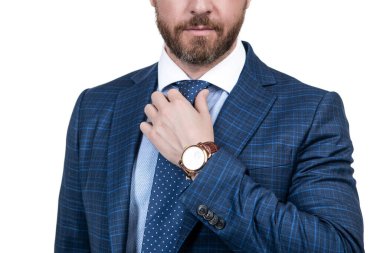 Erkek tarzı. Başarı. Kravatını profesyonelce takım elbisenle eşleştir. Sakallı adam kravat kesmiş. Moda aksesuarı. Resmi kıyafet. Gardırobunda olması gereken bir eşya var..