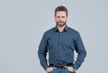 Gardırobunda ihtiyacın olan kıyafetler. Sakallı adam kot pantolon ile gömlek giyer. Sıradan bir tarz. Moda erkek gardırobu. Moda erkek giyim. Önemli giysiler..