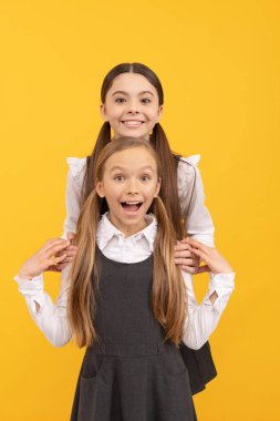 Başarı için hazır. Mutlu çocuklar birlikte öğrenir. Mutlu bir çocukluk. Çocukluk arkadaşı. Okul eğitimi. Resmi üniformalar. Her seferinde bir öğrencinin geleceğini şekillendirmek..