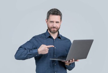 Güvenebileceğin bir teknoloji. Bilgisayar mühendisi dizüstü bilgisayarı işaret etti. Defter bilgisayarını sunuyorum. Basit arayüz. Hızlı operasyonlar. Eğlence için ya da iş için..