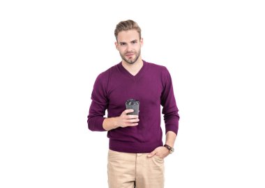 Paket kahve. Yakışıklı adam, kullan-at kahve bardağını tut. Kahvaltılık çay. Sabah içeceği. Kafein bağımlılığı. Sıradan bir tarz. Karanlık ve arıtılmış tazelik..