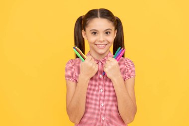 Boş zaman. Ödevlere başlayalım. Yaratıcı akıl. Mutlu genç kız renkli kalemler kullanır. Çocuk keçeli kalem tutuyor. Gülümseyen çocuk resim çizmeye hazır. Okul için ofis malzemeleri. Resim için kırtasiye malzemesi.