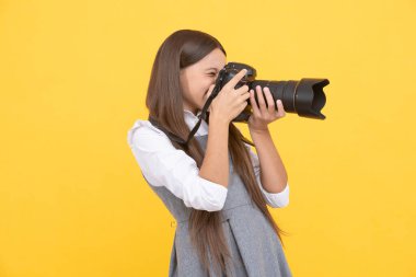 Profesyonel. Mutlu çocuk fotoğrafları. Fotoğrafçılık okulu. hobi ya da kariyer. Modern kameralı bir fotoğrafçı. Video çekiyorum. çocukluk. Genç kız fotoğraf çekiyor. çocuk dijital kamera kullanıyor.
