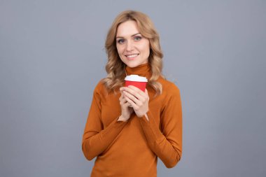 Biraz daha kahve lütfen. Şehvetli kadın kahve fincanı tutuyor. Sabah içkisi. Kafein bağımlısı. Karanlık ve arıtılmış tazelik..