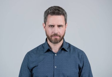 Mens Salonu en iyi görünmene yardımcı olacak. Şık saç kesimli sakallı adam. Kuaför salonu. Tıraş ve yüz bakımı. Berber dükkanı. Tüm erkek bakım ihtiyaçların için..