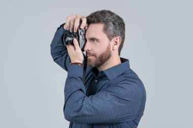 Yakalamaya değer. Sakallı adam kamerayla fotoğraf çek. Çekim seansı. Fotoğraf seansı. Sanat yaratılıyor.