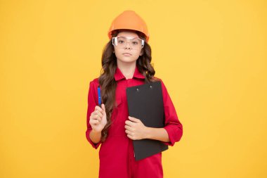 Çalışma zamanı. Okulda ders çalış. Görüş kontrolü. Koruyucu gözlüklü genç kız. Çocuk gözlük ve kask takıyor. Koruma. Çocuk dosyalara not alıyor. Görüşünü geliştir. gelecek mühendis.