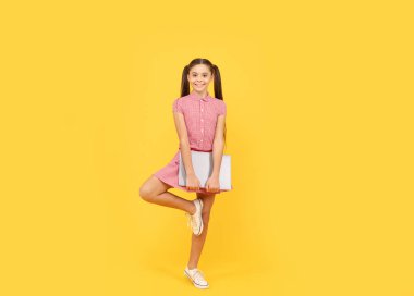 Meditasyon yap. Çocuk internetten yoga dersi izliyor. Aktif çocuk ağaç pozu çalışıyor. Canlı formda dersler. Okula dönüyorum. Eğitimler yeni başlayanlar için canlı yayınlanıyor. Yoga yapan mutlu genç kız dizüstü bilgisayarla poz veriyor..