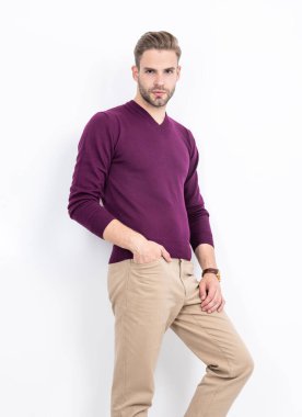 Moda görünümlü yakışıklı, modern giysiler giyiyor..