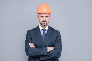 Geleceğini kur. İnşaat mühendisi resmi giyimde sert şapka takar. İnşaat endüstrisi. İnşaat ve inşaat. Mühendislik ve tasarım.