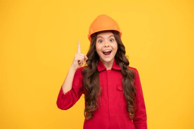 Güvenlik kasketi takmış mutlu genç kız. Fikir ve ilhamdan ilham almış..