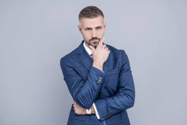 İnsanı harika gösteriyor. Profesyonel gri arka plan. Resmi tarz. Erkek giyim mağazası. İş kıyafeti. Resmi kıyafet. Moda dolabı..