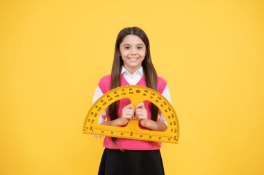 Geometri favori konusu. Eğitim konsepti. Boyutunu ölçün. İletmeli çocuk. Ölçüm. Mutlu genç kız cetvel tutuyor. Okula dönüyorum. Cebir ve geometri. çocuk matematik okuyor.