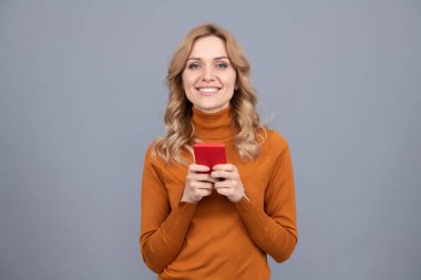 Mutlu kadın mesajları internet üzerinden akıllı telefon iletişimi gri arkaplan, sohbet.