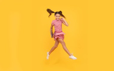 - Evet. Mutlu çocuk defter üzerinde oyun oynuyor. Eğlenmene bak. İnternet eğitimi. İnternetten alışveriş. Özgürlük ve enerji. Sonunda tatil. Dizüstü bilgisayarla atlayan genç kız. Bilgisayarla çocuk sıçraması.