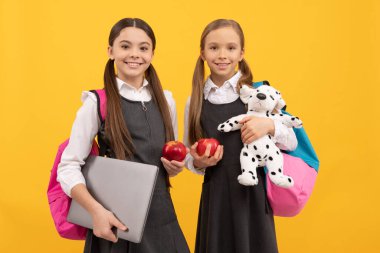 Meyve her zaman iyidir. Aç okul çocukları sarı arka planda. Yemek molası. Okul tatili. Beslenme eğitimi. Beyin gıdası. Sağlıklı beslenme ve atıştırma. Öğle yemeği vakti. Diyet ve diyet.