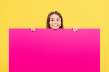 Pembe kağıt çarşafın arkasındaki mutlu kız fotokopi alanı, afiş.