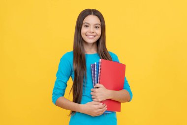 Neşeli kız çocuğu ödevlerini yap ve çalış..