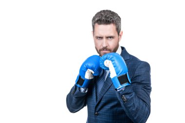 Savaşmaya devam. Patron resmi giyimde boks eldiveni giyer. Dövüş pozisyonunda duruyor. İş rekabeti. Nakavt yarışması. Dövüş sporu. Meydan okumaya hazır ol, boşluğu kopyala.