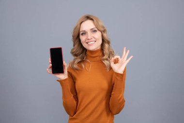 Onaylanmış cep telefonu. Mutlu kız akıllı telefondan 