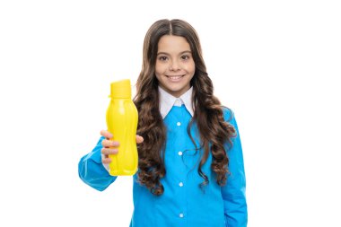 Mutlu çocuk, sarı plastik şişeyi beyaz ve içilebilir içeceklerle izole edilmiş içecek ürünüyle verir..