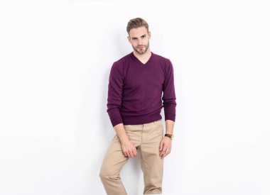 Temyize gitmek için tasarlanmış. Beyaz tenli seksi adam. Moda dolabı. Sıradan bir tarz. Seksi erkek giyim. Erkek gardırobu. Konfor ve tarz arasında doğru dengeyi bulmak.