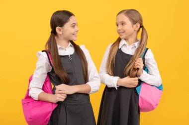 Birlikte öğrenin. Mutlu çocuklar okula dönsün. Okul üniformaları. Resmi eğitim. İlkokul. Bilgi toplama günü. Başla. 1 Eylül. Daha iyi öğrenme geleceği burada başlıyor..