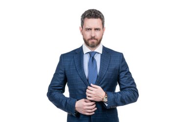 İş adamı resmi takım elbise giyer ve mavi kravat takar. Beyaz, iş dünyasında soyutlanmış şık bir tarzda..