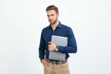 Yakışıklı iş adamı bilgisayarı beyazdan izole etmiş, müdür..