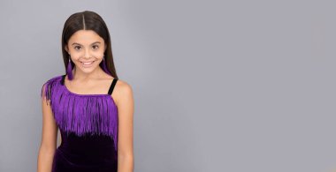 Güzellikle gülümseyen mutlu kız. Fotokopi için şık moda tarzı gri bir arka plan giyiyor. Güzel..