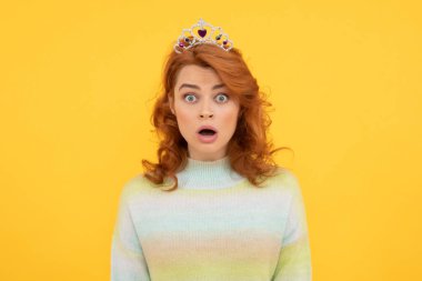 Oh hayır. Tacın içindeki kibirli prenses. Şaşırmış gururlu kadın. Egoist kız diyabet giyer. Kibir ve bencillik. Zafer portresi. Şok olmuş, taç giymiş kızıl saçlı kadın. Kraliçe mutluluğu ifade eder.