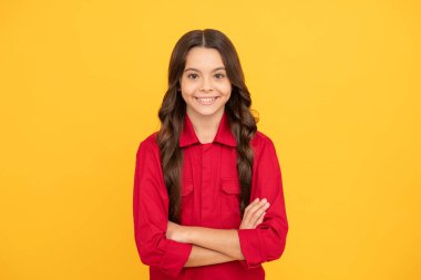 Gülümseyen yüzlü neşeli kız çocuğu, mutlu çocukluk..