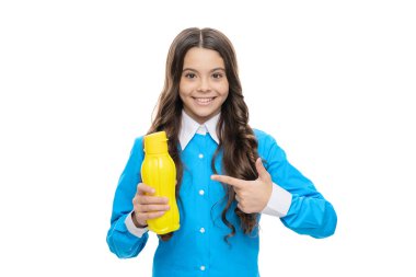 Mutlu çocuk işaret parmağı sarı plastik sıvıya beyaz içecek ürününe izole edilmiş içki şişesi.