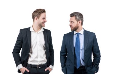 Resmi takım elbiseli iki kendine güvenen iş adamı beyaz ve ortaklıktan soyutlanmış iş ortaklarıdır..