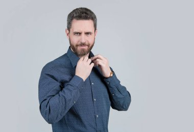 Yakışıklı, orta yaşlı, modaya uygun giyinen, günlük tarz gömlek giyen gri arka plan, dış görünüş, kopya alanı.