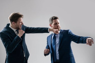 Yüze yumruk. Meslektaşlarının anlaşmazlıkları var. İş adamları kavgada yumruk atıyor. saygısızlık ve çelişki. İş ortakları birbirini suçlar. İş insanlarını tartışıyorlar. Tatminsiz adamlar.