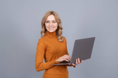 Kablosuz bağlantı basitleştirildi. Oyuncu kadın dizüstü bilgisayar kullanıyor. Kablosuz teknoloji. Bilgisayar iletişimi. Modern hayat.