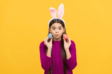 Komik surat. Mutlu Paskalyalar. Tavşan kulaklı komik çocuk. Genç kız tavşan kostümü giyiyor. Paskalya tavşanı yumurta avı. Sadece eğleniyorum. Parti için hazırım. Mutlu çocukluk. Tavşan çocuk yumurtaları tutuyor..