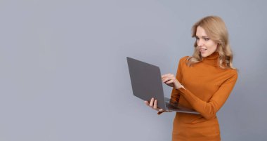 Teknolojiyi çalıştırmak. Bilgisayar kızı dizüstü bilgisayar kullanıyor. Kablosuz teknoloji. Çevrimiçi iletişim. Modern hayat. Yaşam tarzımızı değiştiriyor, uzayı kopyalıyor..