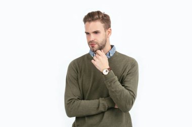 Şık saçlı yakışıklı bir adam kol saati takıyor, beyaz, erkek modasına uygun..