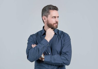 Berber sakal bakımını onayladı. Sakallı adam gri arka plan. Kes ve traş ol. Kuaför salonu. Düzenli olarak berberini ziyaret et..