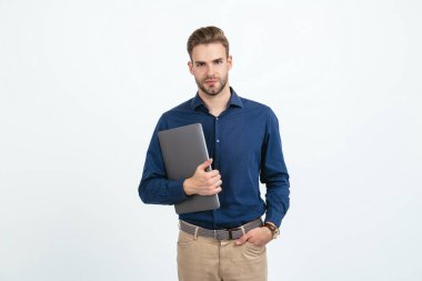 Ofis müdürü beyazda izole edilmiş. Çevik iş kavramı. İnternette çalışan traşsız bir adam. Modern kablosuz laptop. Programcı bilgisayar kullansın. Bilgisayarı olan yakışıklı bir adam. İş adamı saat tutma bilgisayarı takıyor.