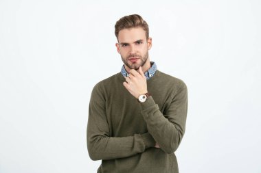 Şık saçlı yakışıklı bir adam kol saati takıyor, beyaz, erkek modasına uygun..