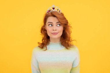 Kraliçe tacındaki bencil kızıl kadın, bencillik..