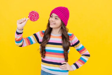 Mutlu kız lolipopu tatlı tut, şeker.