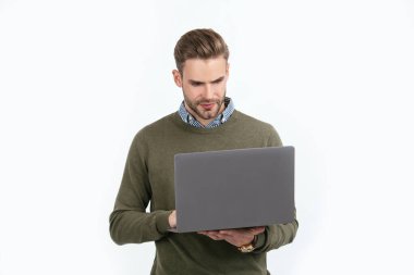 Yakışıklı iş adamı beyaz bilgisayarını kullanıyor. Video çağrısı..