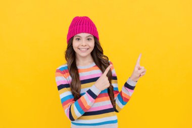 Mutlu genç kız terfisi ve reklamı için fotokopi alanı olan yeri işaret ederek seçim yapıyor, ürün teklifi.